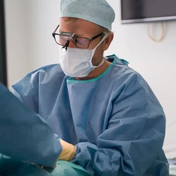 Le Dr Frédéric Germain au bloc opératoire — publication Instagram