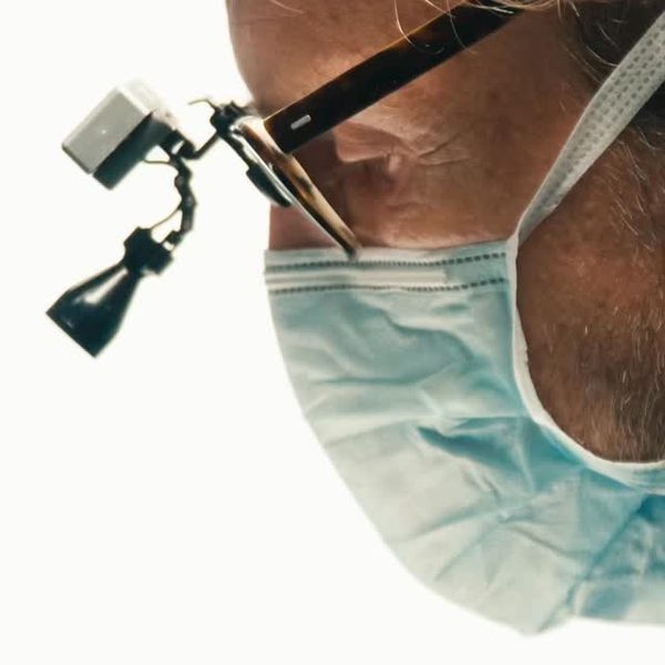 Loupes chirurgicales au bloc opératoire — publication Instagram du Dr Germain