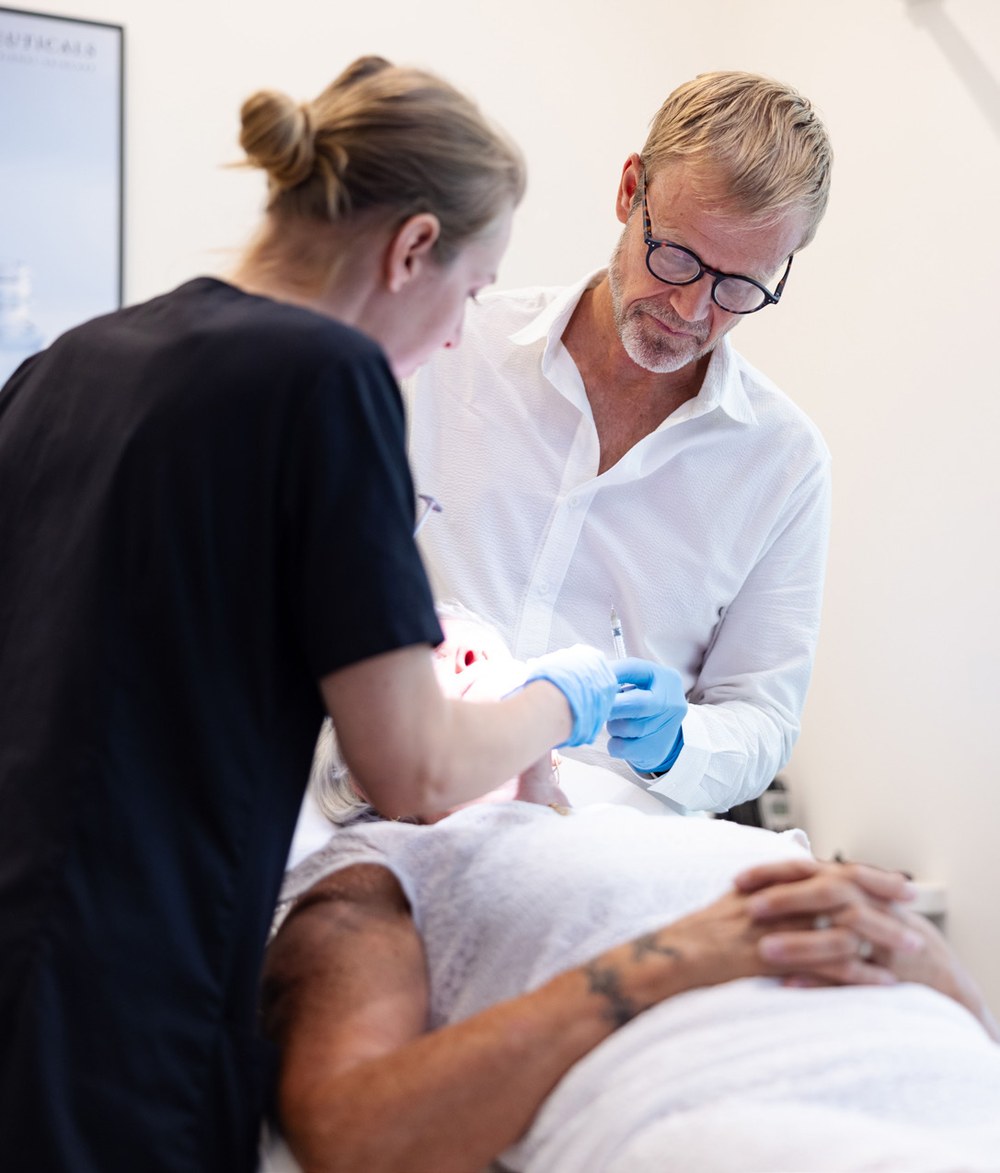 Le Dr Frédéric Germain réalisant une injection de nanofat au 43 Périer à Marseille